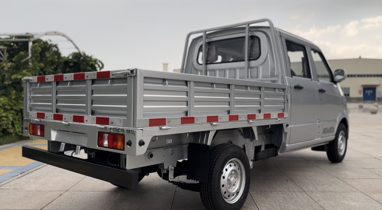 2024斑馬(mǎ)整(zhěng)車圖(tú)片(piàn)-尾部.jpg